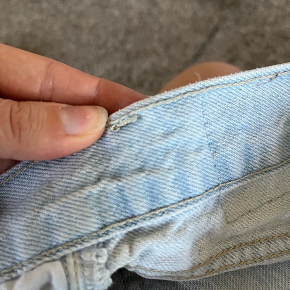 Levi’s Light Wash High Waisted Mom Distressed Jean Shorts Women’s Size 31/12 - Picture 10 of 14